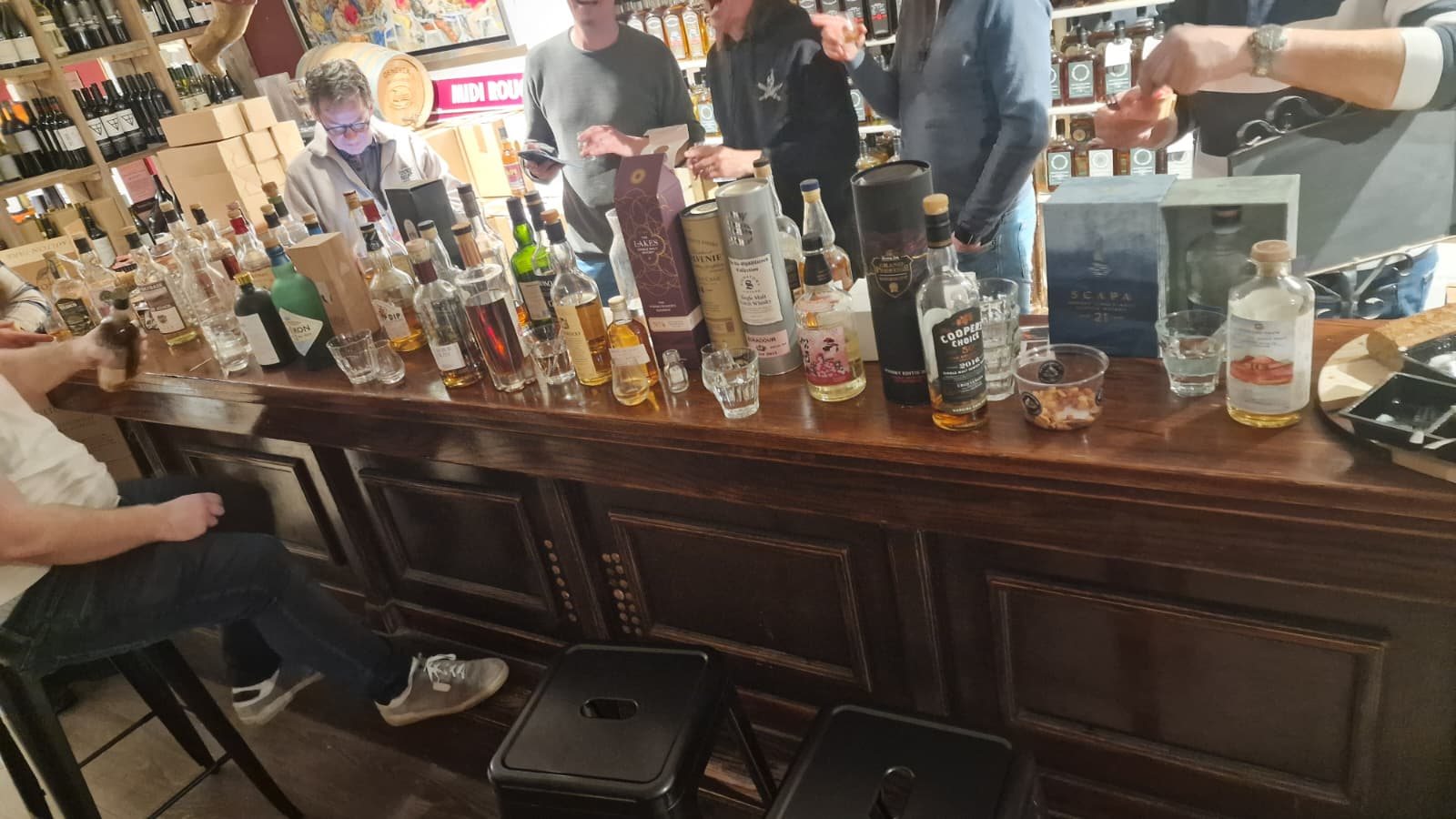 BYOB-middag bij Het Whisky Collectief — tafel vol whisky's